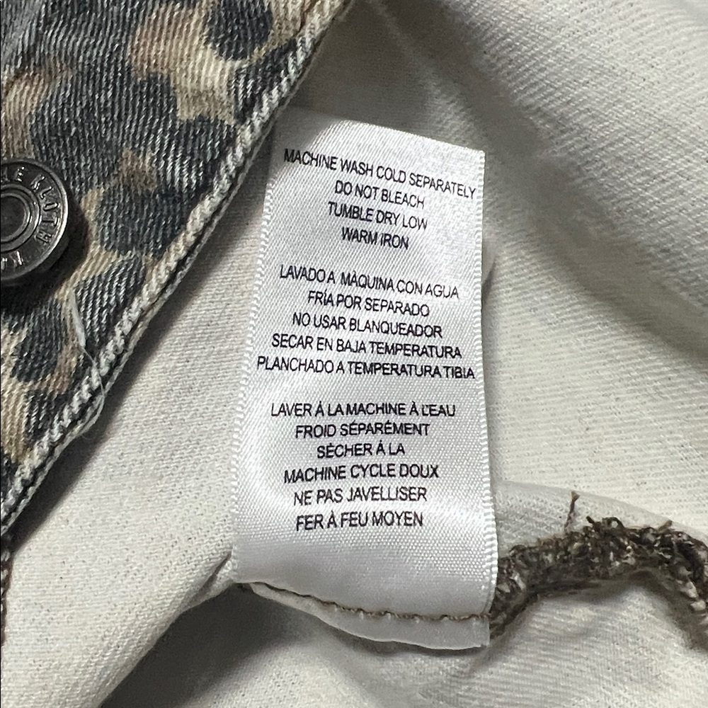 Kut from the Kloth Leopard Print Jean Jacket - Black and Tan. XL - Picture 5 of 9